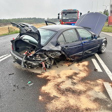 Nie zachował bezpiecznej odległości. VW zderzył się z bmw <font color=