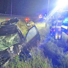 Groźny wypadek. Samochód uderzył w bariery i wypadł z jedni