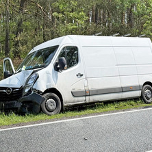 Opel zderzył się z peugeotem. Zderzenie dostawczaków