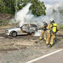 Pożar samochodu osobowego. Spłonęło doszczętnie bmw