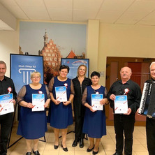 Śpiewali pieśni patriotyczne i żołnierskie. Kwiaty Jesieni z wyróżnieniem!