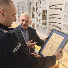 Cenne pamiątki historyczne wzbogaciły Izbę Pamięci KWP w Bydgoszczy