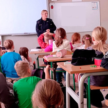 Ferie pod kontrolą. Spotkanie z policjantką w szkole w Borównie