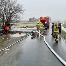 Zalana piwnica. Strażacy walczyli z wypompowaniem wody