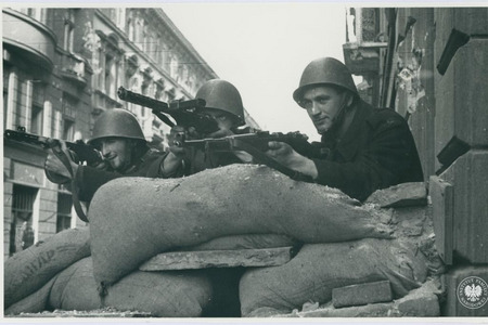 fot. Trzech niezidentyfikowanych powstańców z nieustalonego oddziału AK stoi na jednej z ulic w Śródmieściu Północnym, fot. Henryk Śmigacz, z zasobu Archiwum IPN
